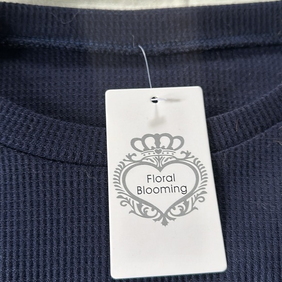 Navy Top with long lace sleeves - Picture 4 of 6